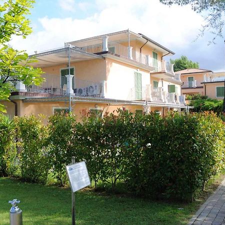 Apartment In Marina Di Massa - Toskana 24103 ภายนอก รูปภาพ