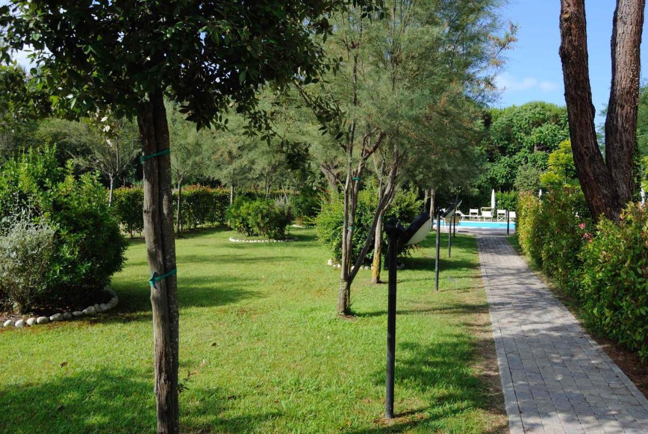 Apartment In Marina Di Massa - Toskana 24103 ภายนอก รูปภาพ