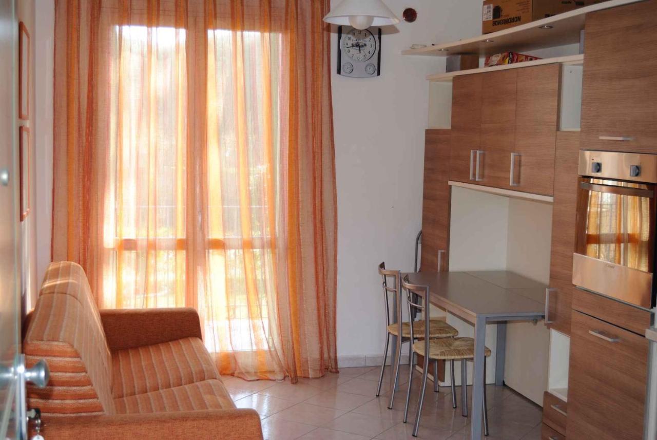 Apartment In Marina Di Massa - Toskana 24103 ภายนอก รูปภาพ