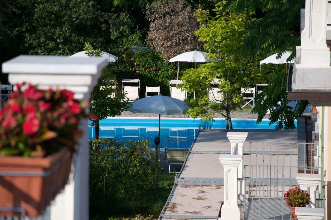 Apartment In Marina Di Massa - Toskana 24103 ภายนอก รูปภาพ