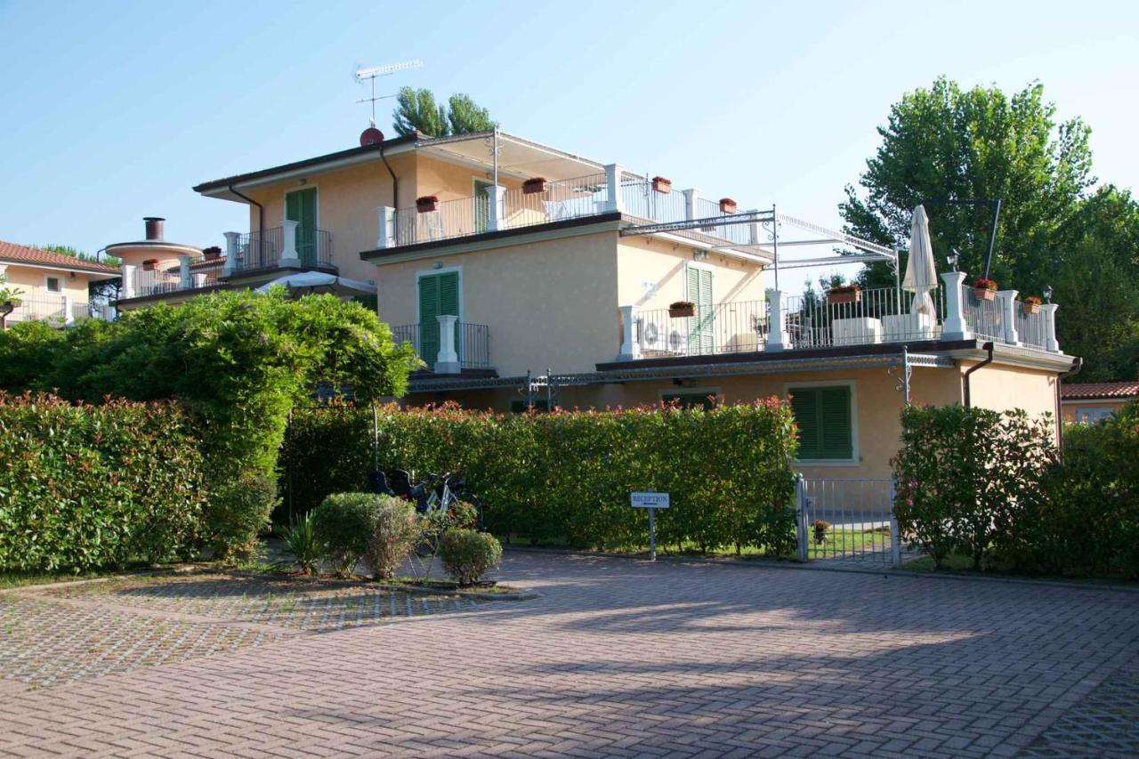 Apartment In Marina Di Massa - Toskana 24103 ภายนอก รูปภาพ
