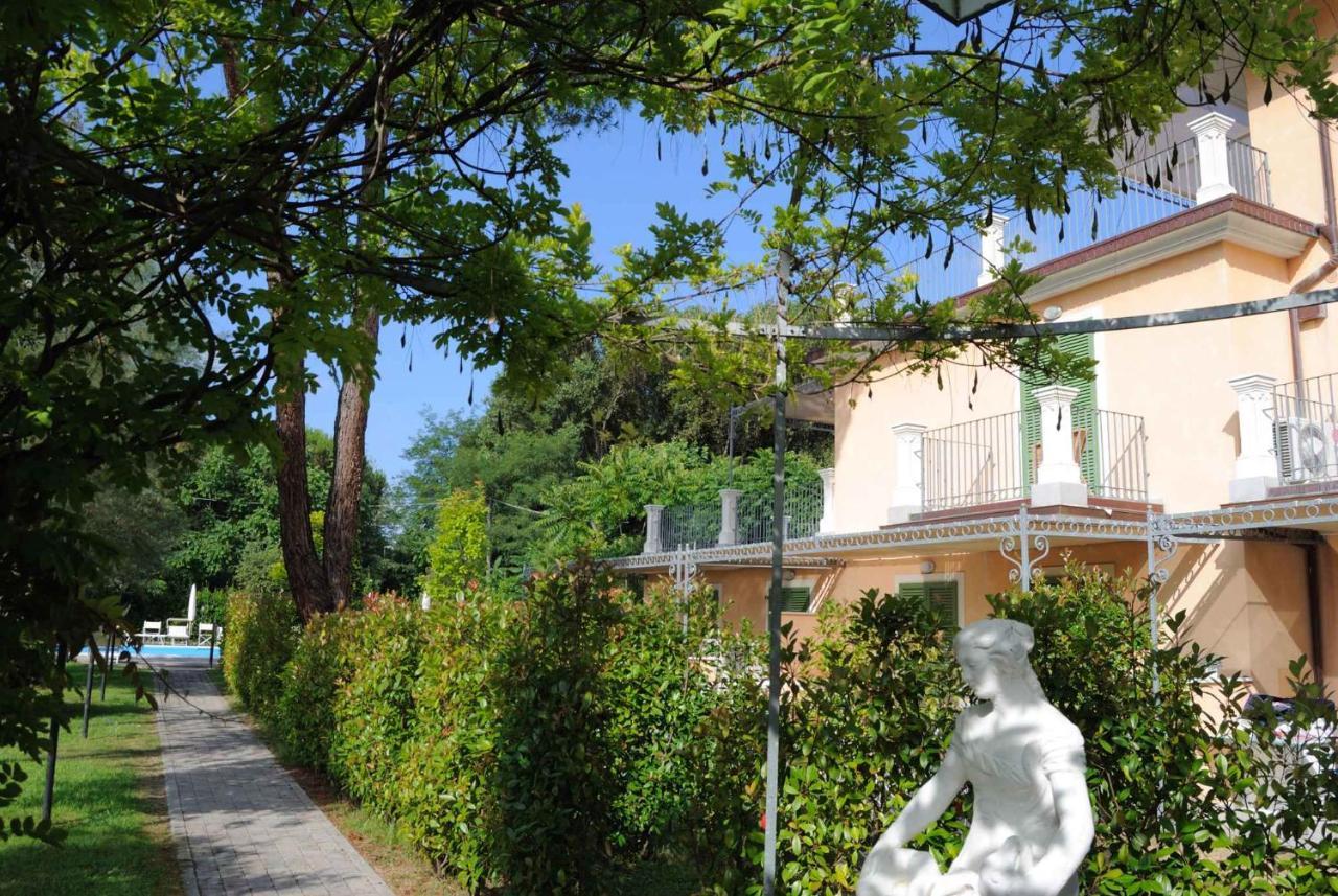 Apartment In Marina Di Massa - Toskana 24103 ภายนอก รูปภาพ